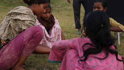 গ্রামের শিশুদের সাথে গ্রামীন তরুণী হয়ে
