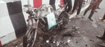 আগুনে মোটরসাইকেলটি সম্পূর্ণ পুড়ে যায়
