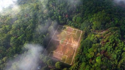 মৃত আগ্নেয়গিরির পেটে ফুটবল মাঠ