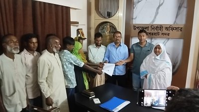 কুমিরের আক্রমণে নিহত শিশু ফাতেমার মানসিক ভারসাম্যহীন মাকে পরিবারের কাছে হস্তান্তর করেছে উপজেলা প্রশাসন