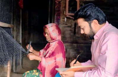 নদীর পাড়ে ঝুপড়ি ঘরে কথা হয় ৫৩ বছর বয়সী আলমাজ খাতুনের সঙ্গে।