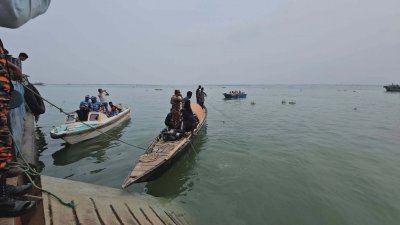পানির নিচ থেকে বাসটি উদ্ধারে তৎপরতা চলছে