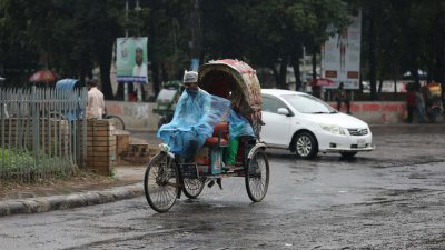 এক পশলা বৃষ্টিতে ধুয়ে গেল ক্লান্ত দুপুর। 