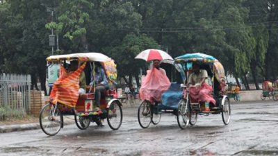 গরমের দাপট কমিয়ে ঢাকাজুড়ে প্রশান্তির বৃষ্টি। 