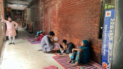 শ্যামলীতে অবস্থিত বাংলাদেশ শিশু হাসপাতাল ও ইন্সটিটিউটে হামে আক্রান্ত শিশু ও স্বজনরা 