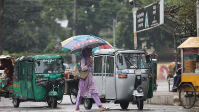 তপ্ত ঢাকায় স্বস্তির পরশ।