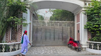 আইভীর বাড়ির গেট