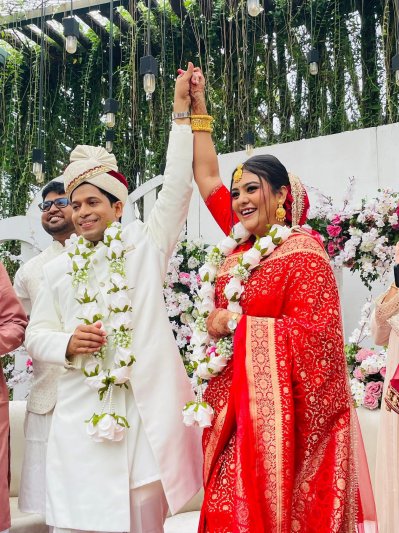 স্বামী বিজয়ী ঘোষণা করে বিয়ের আসরের খুঁনসুটি