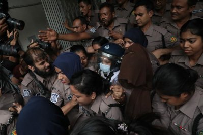 রায়ের পর কারাগারে নেওয়া হচ্ছে আসামি স্বপ্নাকে। ছবি: নাসিরুল ইসলাম