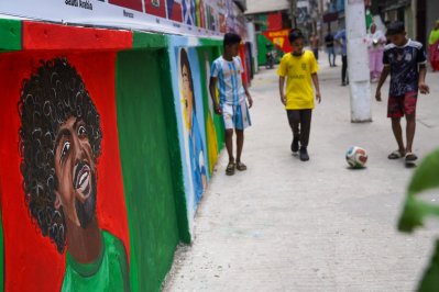 ফিফা গলিতে ফুটবল খেলছে শিশুরা