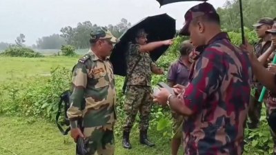 বিএসএফের এক সদস্য গুলি করার কথা বললে তীব্র প্রতিবাদ জানিয়ে বিজিবির সদস্যরা পাল্টা প্রতিক্রিয়া জানান