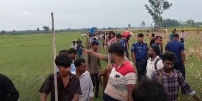 এ অবস্থায় বাংলাদেশিরা চিৎকার দিয়ে লাঠি নিয়ে হুঁশিয়ারি দেয় বিএসএফকে