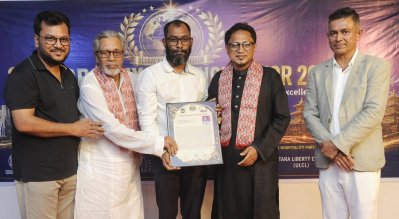 সাংবাদিক মাসুম আলী অপু গ্রহণ করছে সম্মাননা