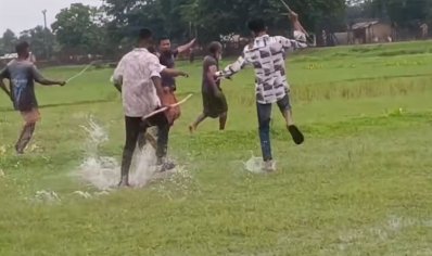 ওই লোকটি বাংলাদেশের ভূখণ্ডে ঢুলে গেলে তাদের লাঠিসোঁটা নিয়ে ধাওয়া করেন বাংলাদেশিরা