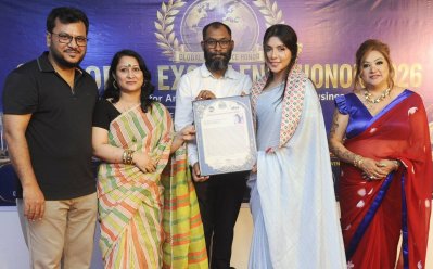 পুরস্কার হাতে নিচ্ছেন অভিনেত্রী নওশাবা