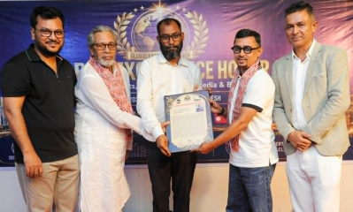 সম্মাননা হাতে সাংবাদিক ও গীতিকবি মাহমুদ মানজুর