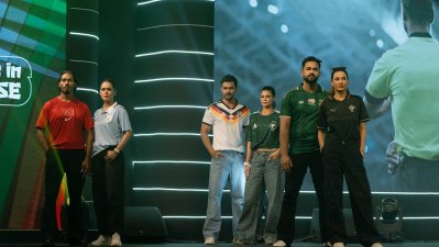 রানওয়েতে হাটছেন মডেলরা, পরনে বিভিন্ন দেশের জার্সি