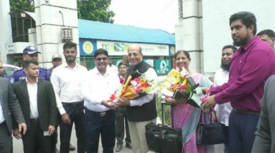 বেনাপোলে পৌঁছার পর ভারতের নতুন হাইকমিশনারকে ফুল দিয়ে বরণ করেন কর্মকর্তারা
