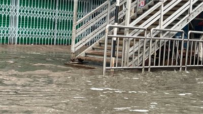 ঝুম বৃষ্টিতে রাজধানীর রাস্তায় পানি। ছবি: বাংলা ট্রিবিউন