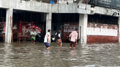 রাজধানীতে বৃষ্টির পর জলাবদ্ধতা, ভোগান্তিতে যাত্রীরা। ছবি: বাংলা ট্রিবিউন