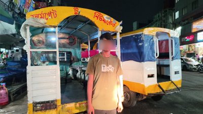  প্রাইমারির গন্ডি পার না হতেই কাজের সন্ধানে নেমে পড়া