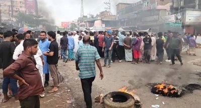 চট্টগ্রাম-কাপ্তাই সড়কে দীর্ঘ আড়াই ঘণ্টা অবরোধ করে বিক্ষোভ