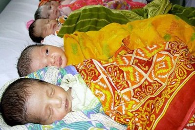 ভারতে সন্তান জন্মদানের হার কমছে কেন