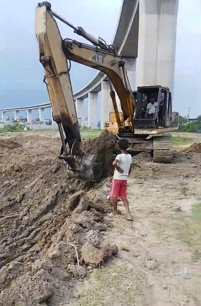 পদ্মা সেতুর নিচে ও পাশ থেকে ভেকু মেশিন দিয়ে মাটি কেটে নেওয়া হচ্ছে