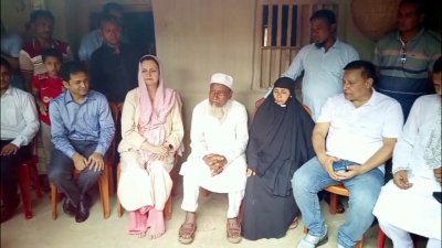 তিনি শহীদের পরিবারের সদস্যদের সঙ্গে সাক্ষাৎ করে তাদের খোঁজখবর নেন এবং সমবেদনা জানান
