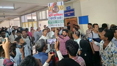আসামির সর্বোচ্চ শাস্তির দাবিতে বিক্ষোভ করে স্থানীয় লোকজন
