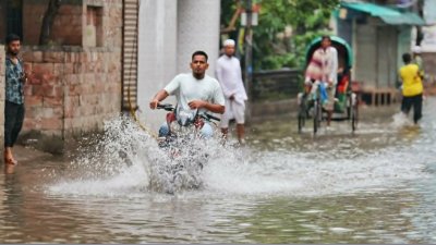 জলাবদ্ধতায় স্থবির পুরান ঢাকা।