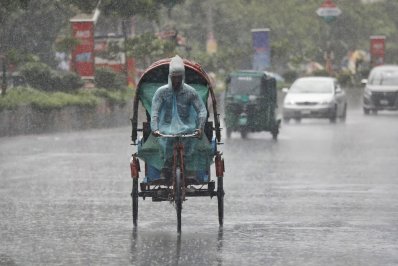রাস্তায় কাজে থাকা মানুষ ও পথচারীরা গরমের দাপট থেকে সাময়িক স্বস্তি পেয়েছেন (আবির আহম্মেদ সুপ্ত)