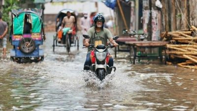 জলাবদ্ধতার পুরোনো চিত্র, নতুন করে ভোগান্তি।