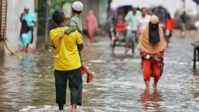 বৃষ্টি নামলেই পানিতে তলায় হোসেনী দালান সড়ক 