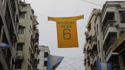 পিছিয়ে নেই ব্রাজিল সমর্থকরাও।