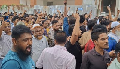 তত্ত্বাবধায়ককে প্রত্যাহারের নির্দেশনার পরপরই স্বাস্থ্যমন্ত্রীকে ঘিরে বিক্ষোভ করেন হাসপাতালের বাইরে থাকা কিছু লোকজন