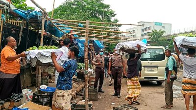ফুটপাত ও সড়ক দখলমুক্ত রাখতে ভ্রাম্যমাণ আদালত পরিচালনা করা হয়