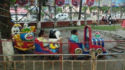 ট্রেনে চড়ে শিশুদের উচ্ছ্বাস।