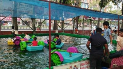 শিশুদের হাসি-আনন্দে মুখর পার্ক প্রাঙ্গণ।