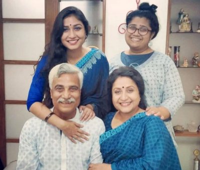 দুই কন্যার সাথে মাসুম বাশার ও মিলি বাশার