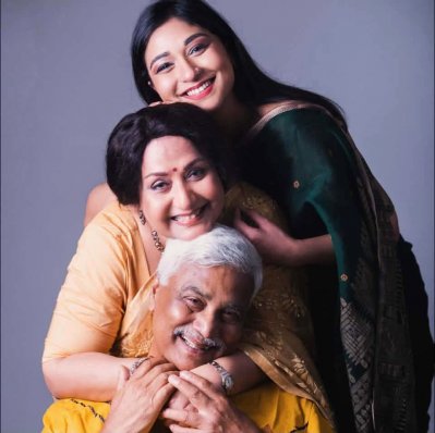 তিন অভিনয়শিল্পী এক ফ্রেমে