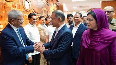 প্রধানমন্ত্রীকে বিদায় জানান বিএনপির মহাসচিব ও এলজিআরডি মন্ত্রী মির্জা ফখরুল ইসলাম আলমগীর 