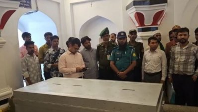 মাজারে দানের ডেগ সরিয়ে ট্যাংক বসায় জেলা প্রশাসন