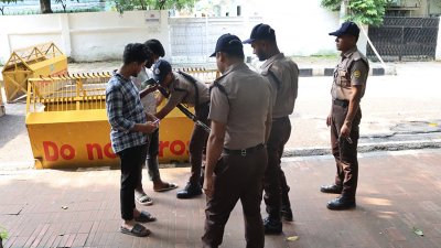 তল্লাশি কার্যক্রম শুরু হয়েছে (আবির আহম্মেদ সুপ্ত)