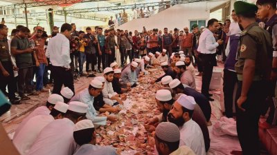 জেলা প্রশাসনের তত্ত্বাবধানে সিলগালা করা দানের বড় তিনটি ডেগের মুখ খুলে টাকা গণনা শুরু হয়