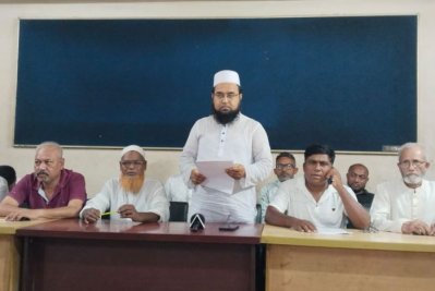 যশোর প্রেসক্লাবে সংবাদ সম্মেলন করে একযোগে পদত্যাগ করেন জাতীয় পার্টির ২৫ নেতা