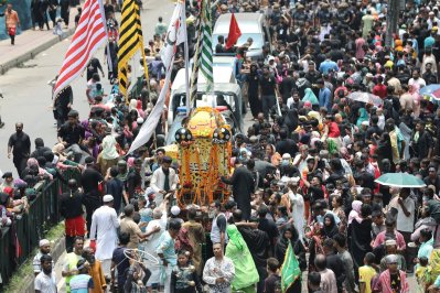 তাজিরা মিছিলে শোক ও মাতম করে শিয়া সম্প্রদায়ের মানুষেরা 