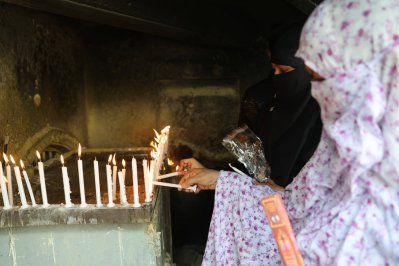 হজরত ইমাম হোসাইন (রা.) এর স্মরণে  মোবাতি জ্বালানো হয়েছে