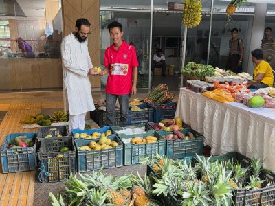 পাহাড়ি ফলের মেলা