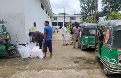 চাষিরা সরাসরি এসে নগদ টাকা জমা দিয়ে রেণুপোনা নিয়ে যাচ্ছেন